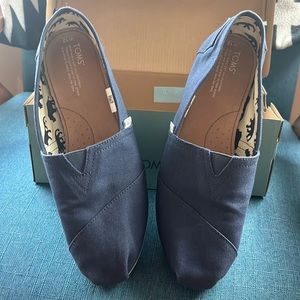 Navy TOMS shoes
